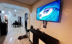 Magnifique Appartement spacieux confort propre familial 2 chambres salon et salle a manger a 20mn a pied de place jemaa el fina 4 piscines dans espace de Golf a 12 mn en voitures l entree est gratuit pour la clientele ouvert entre 10h et 20h
